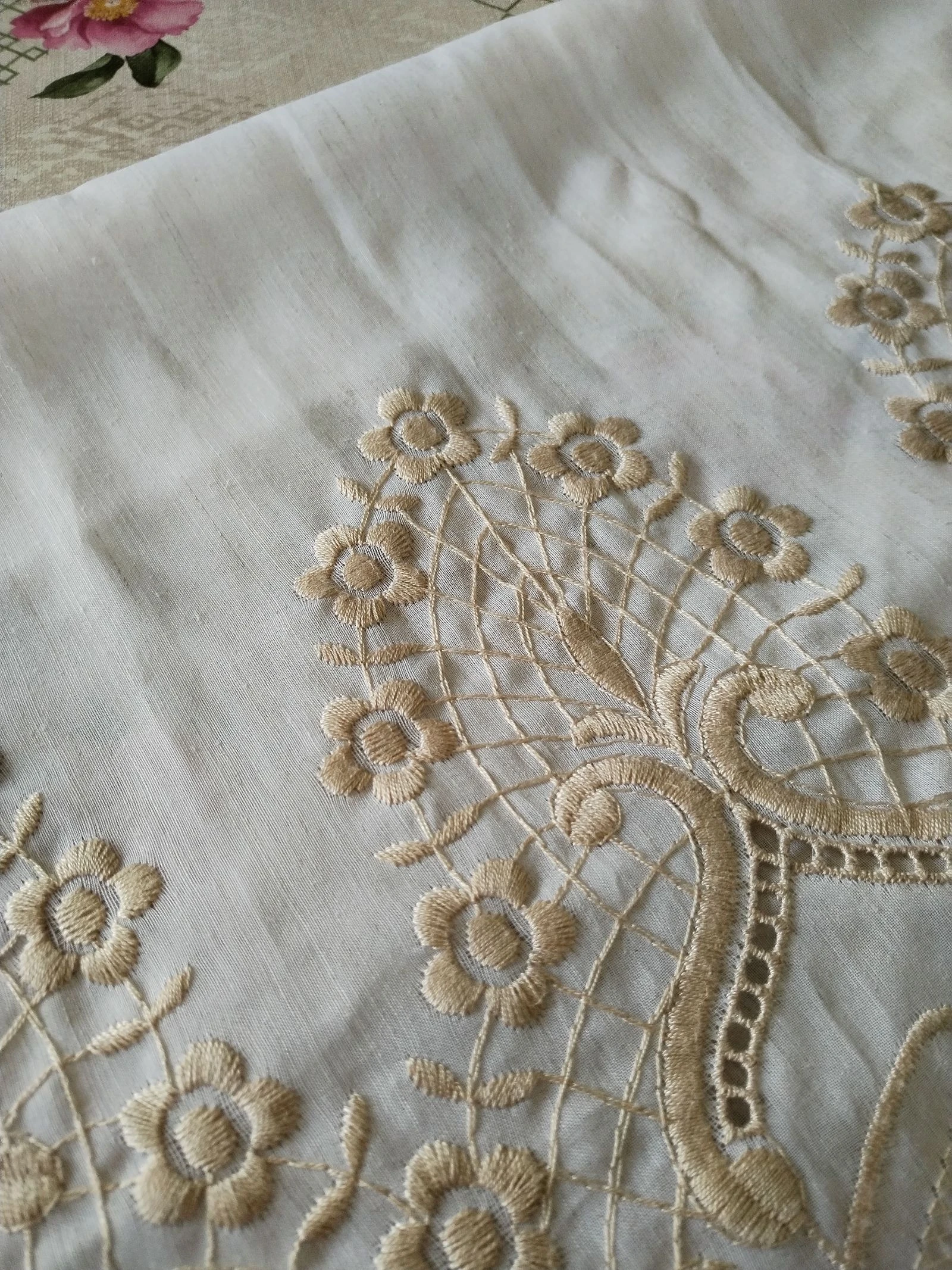 Muy bonita cortina vintage con bordados de color dorado. – photo 4